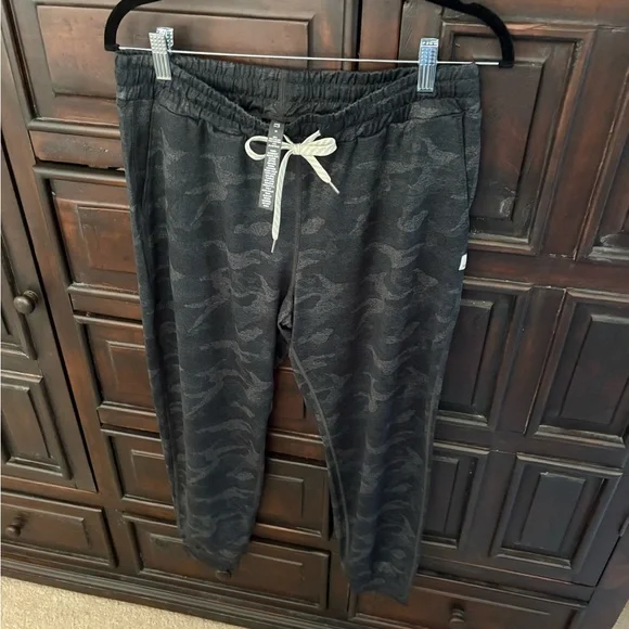 NWOT: Vuori Women's Performance Black Camouflage Jogger Pants- Size Medium - Picture 2 of 5